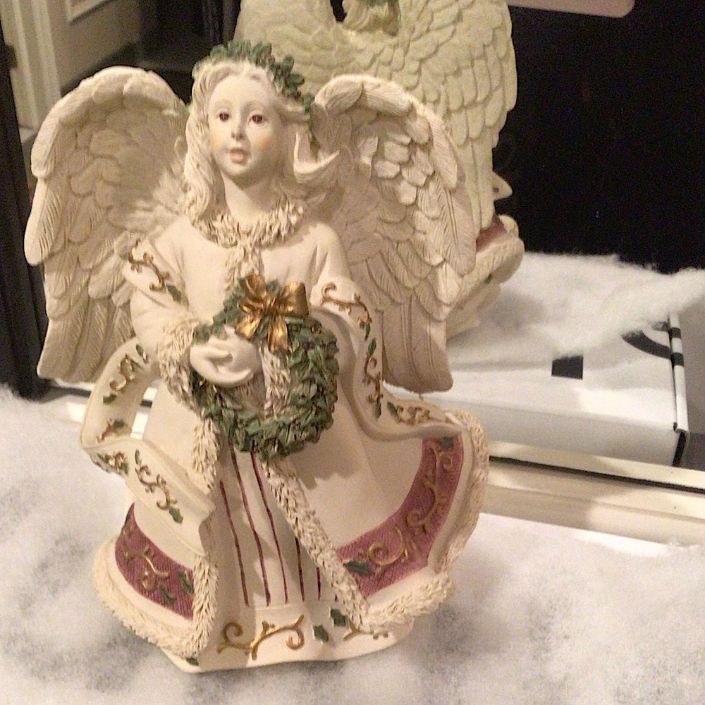 🎄💕Host Pick💕⬇️Price Drop⬇️Christmas angel figurine with windup  music🎅🏻